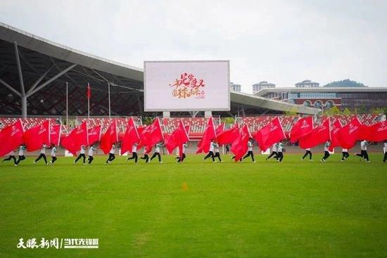 在片中，袁泉饰演乘务长毕男，李沁饰演受腰伤后仍坚守岗位五号位乘务员周雅文，张天爱饰演乘务员黄佳